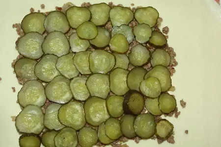 Пирог с картошкой, фаршем и солеными огурчиками: шаг 1