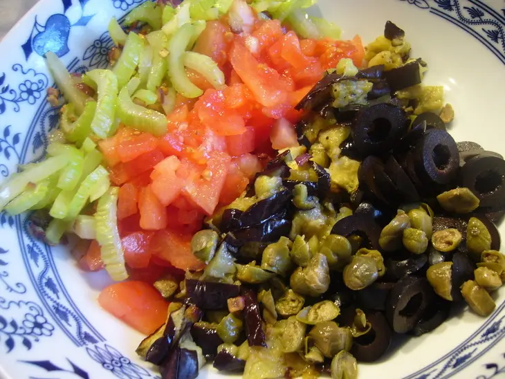 Баклажанная капоната (caponata) с морскими фруктами и базиликовым маслом: шаг 3