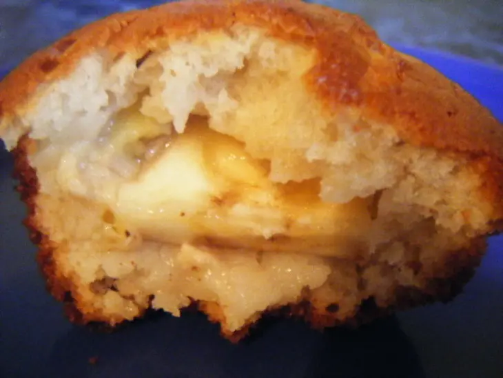 Очень быстрые маффины со сгущёнкой и бананом: шаг 7