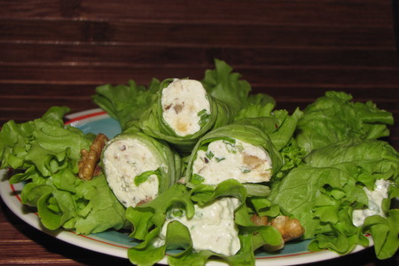 Рулетики из салата с сыром и орехами: шаг 4