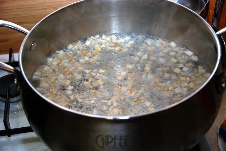 Борщ постный с фасолью и сметаной: шаг 1