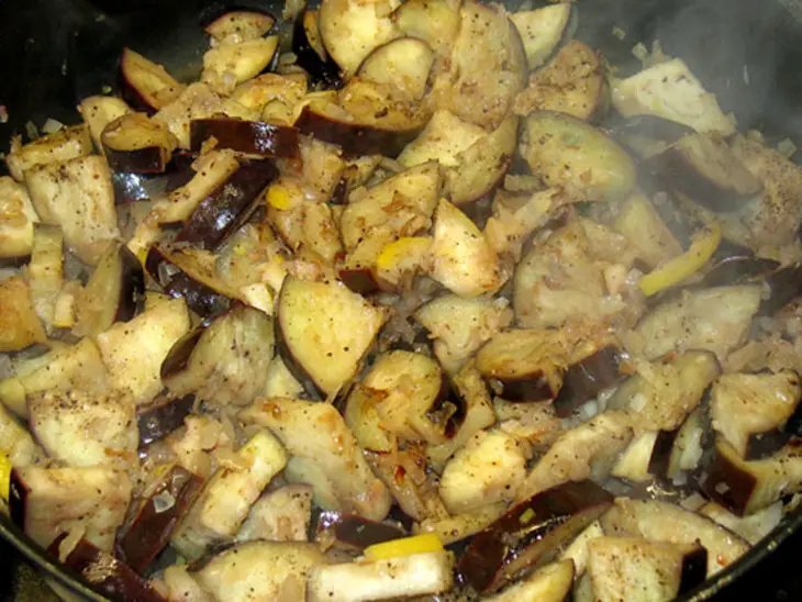 Лимонный куриный шницель с баклажанами и помидорами: шаг 4
