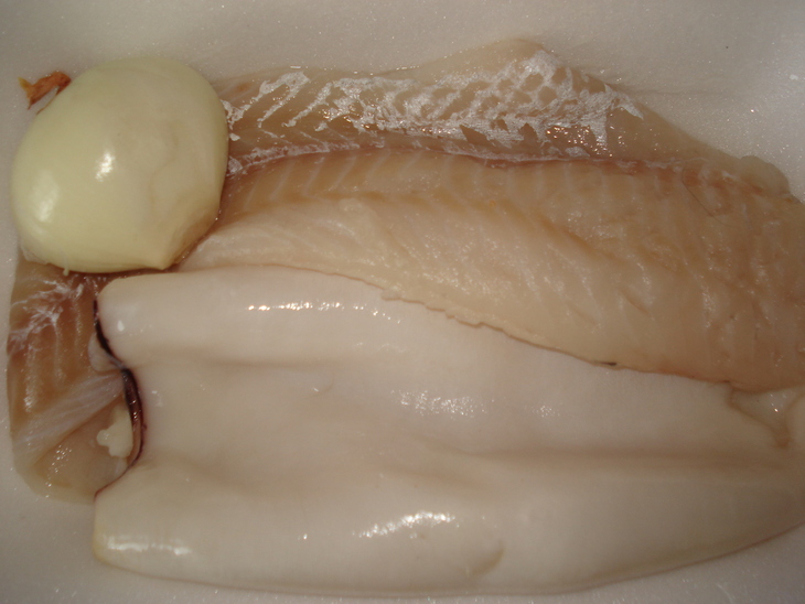 Котлеты из кальмаров и мтнтая в белом соусе: шаг 1