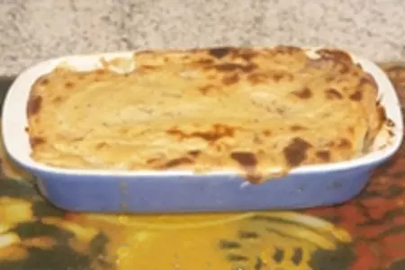Мясо варенное, запеченное с яблоками в молочном соусе