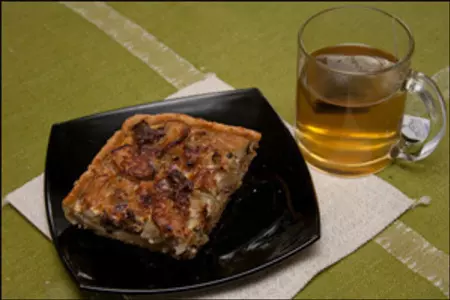 Пирог с куриной печенью, яблоками и луком