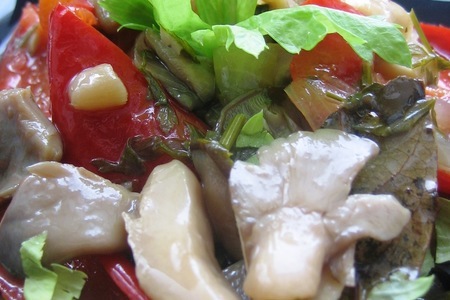 Маринованный салат-закуска из перцев и грибов