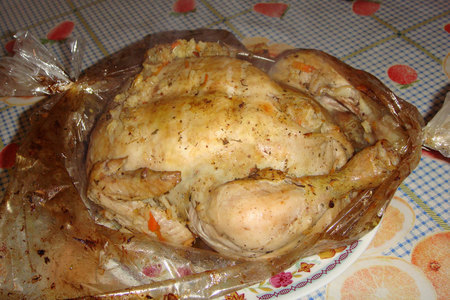 Курица, фаршированная рисом и овощами, запеченная в рукаве.