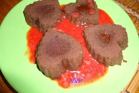 Брауни вулкан с соусом кюли