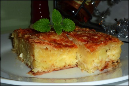 Многослойный пирог из теста фило с картофельным пюре и сыром