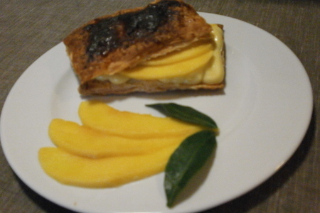 Пирожное из слоёного теста с кремом и манго.("mango mille feuille")