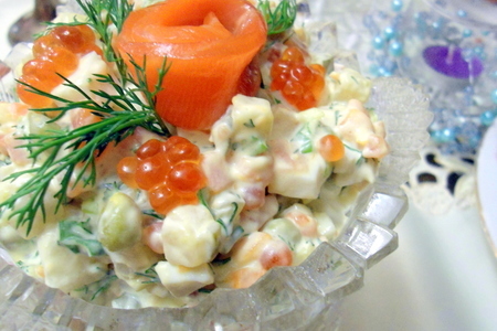 Фото к рецепту: Салат с красной рыбой и икрой. новый взгляд на оливье.