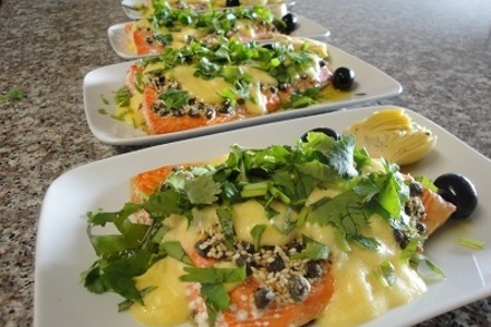 Фото к рецепту: Красная рыба с каперсами и кунжутными семенами под горчично-апельсиновым соусом