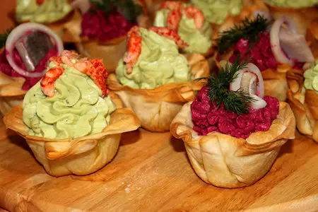 Фило-корзиночки с двумя начинками: авокадо мусс с речными раками и свекольный мусс с кусочком сельди