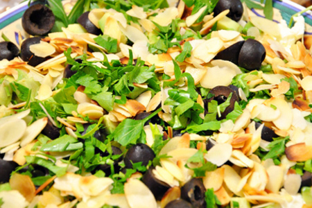 Фото к рецепту: Салат с рукколой, авокадо и фетой "арлекин"