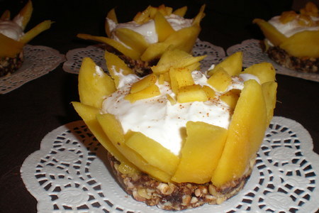 Фото к рецепту: Пирожное "цветок манго"