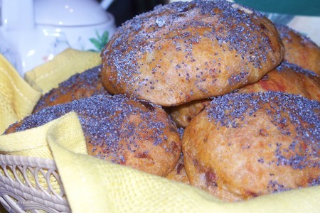 Фото к рецепту: Ржано-пшеничные булочки с луком и вялеными помидорами