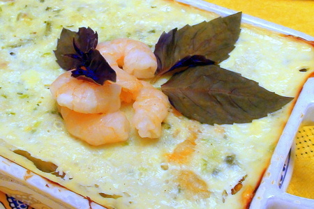 Фото к рецепту: Рыбная запеканка с креветками и зеленью.