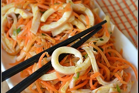 Фото к рецепту: Морковча с кальмарами