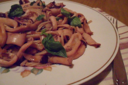 Фото к рецепту: Спагетти с соусом из кальмаров