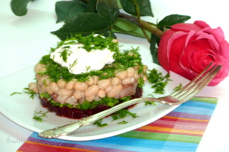 Фото к рецепту: Салат со свеклой, сельдью и яйцом пашот