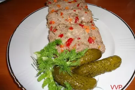 Мясной хлебец с морковью и перцем.