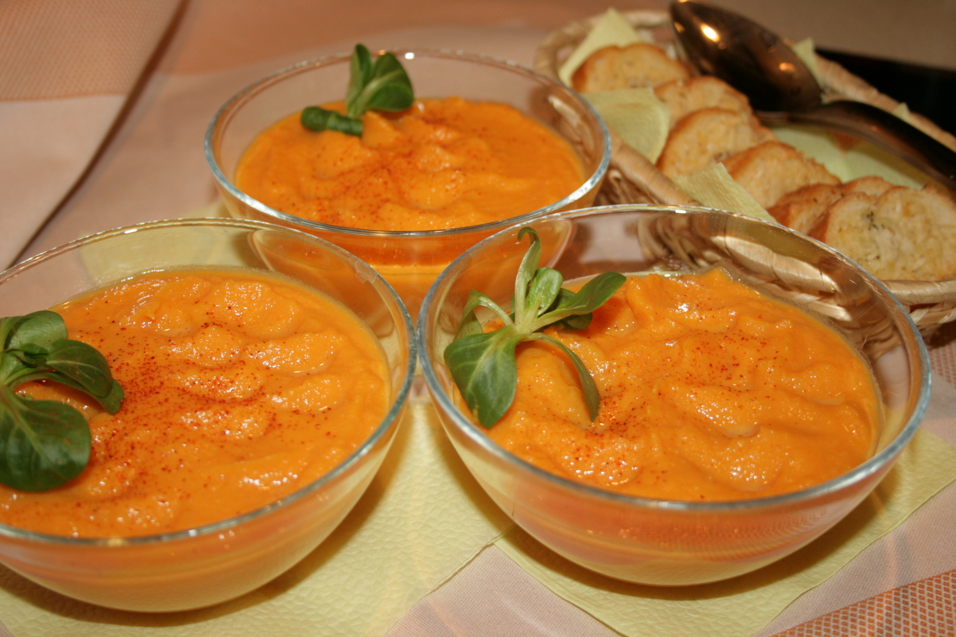Пюре из тыквы и моркови. Морковно тыквенное пюре. Оранжевый суп пюре. Пюре из батата. Тыквенный суп с бататом.