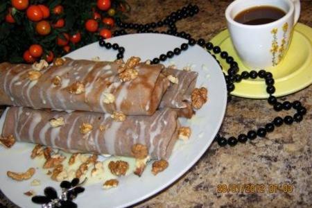 Фото к рецепту: Шоколадные блинчики с черносливом, греческим орехом и сметанным кремом