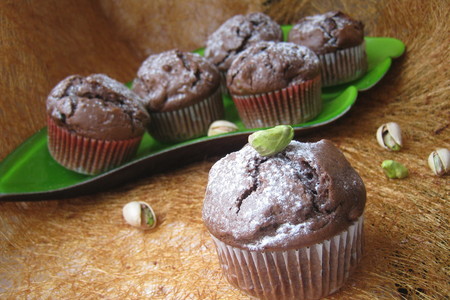 Фото к рецепту: Шоколадные маффины "брауни" (chocolate brownie muffins)