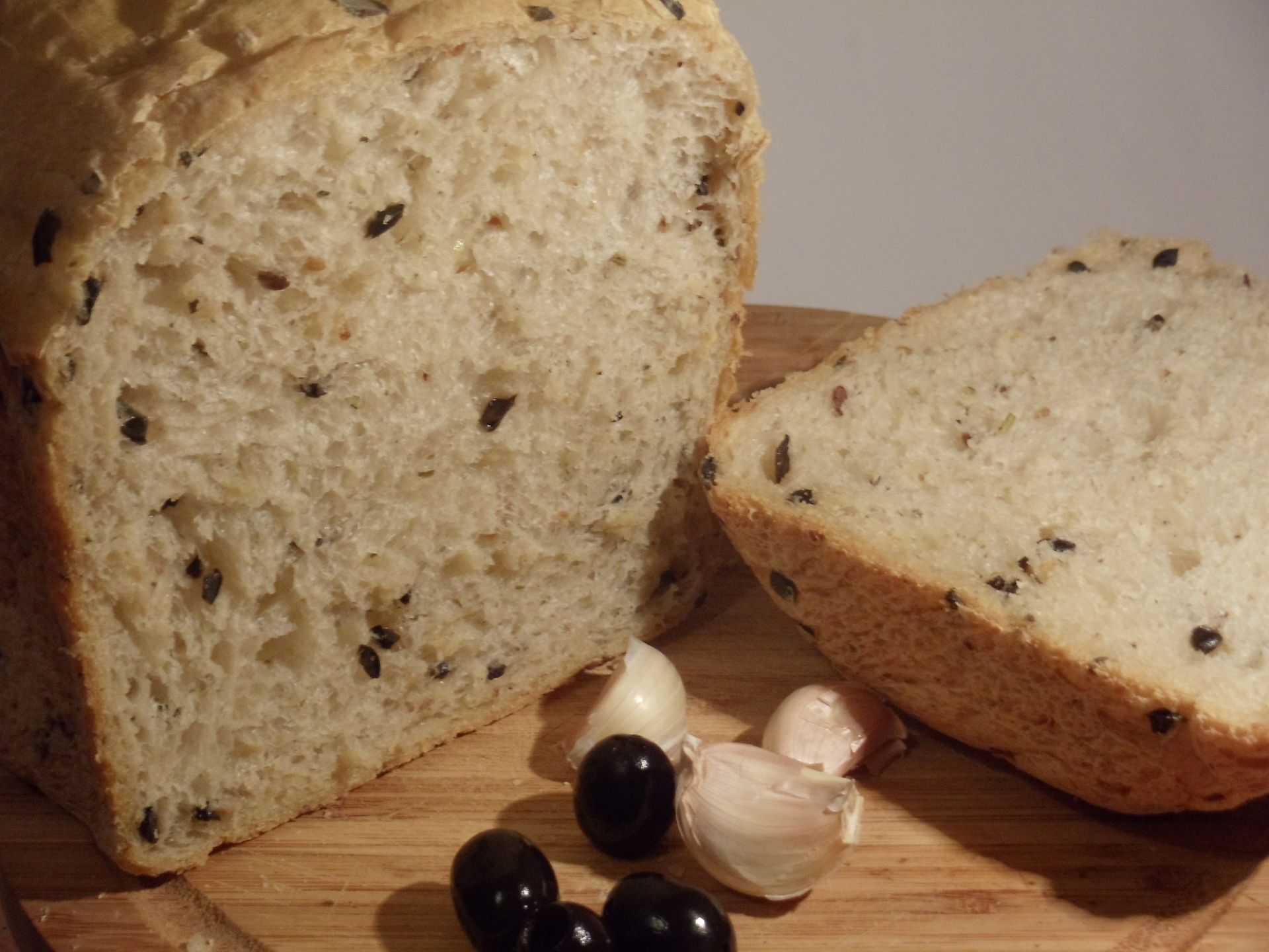 Пряный хлеб. Хлеб с оливками. Хлеб с маслинами. Хлеб с чесноком и оливками.