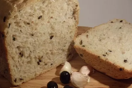 Ароматный хлеб с маслинами и чесноком для х/п