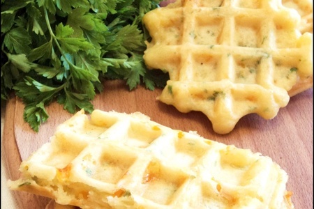 Фото к рецепту: Сырные вафли с зеленью и сладким перцем.