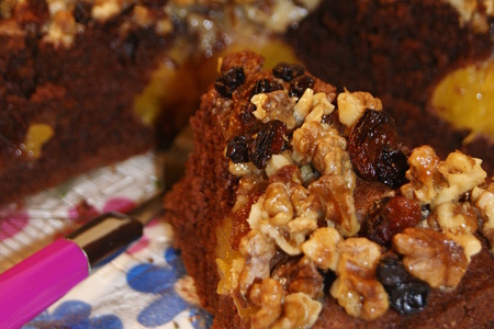 Фото к рецепту: Шоколадный пирог с персиками и ореховой корочкой.