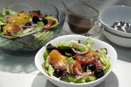 Фото к рецепту: Салат с красными апельсинами и оливками
