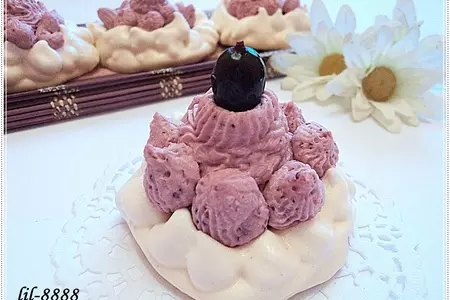 Пирожное безе с черной смородиной.