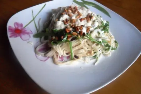 Паста с яичным соусом и кедровыми орешками