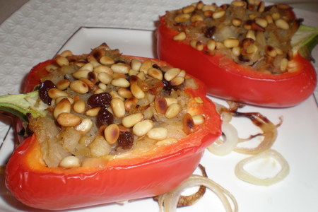 Фото к рецепту: Запеченные сладкие перцы, фаршированные квашеной капустой