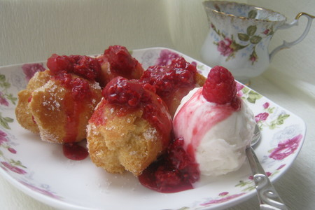 Фото к рецепту: Пончики с ягодным соусом ( doughnut balls with strawberry sauce).