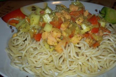Фото к рецепту: Спагетти с соусом из семги и яблока