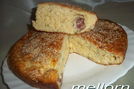 Фото к рецепту: Сырный пирог с колбасками