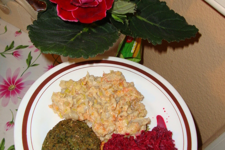 Фото к рецепту: Гречнево-зеленые котлетки с гарниром из топинамбура