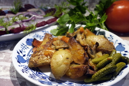 Фото к рецепту: Картошка, запеченная с грибами и помидорами (постимся вкусно)