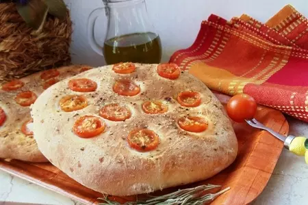 Мини-фокаччи с помидорами-черри
