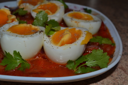 Яйца с острым луком и томатным соусом
