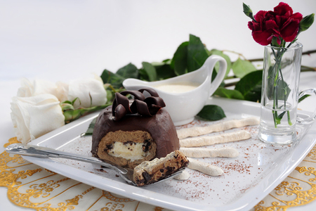 Кофейно-кардамоновые десерты с нежнейшим ванильным наполнителем, меренгами и соусом сабайон.