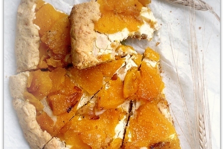 Фото к рецепту: Песочный тарт с тыквой, шалотом и творожным сыром
