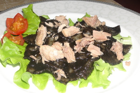 Фото к рецепту: Фарфалле с чернилами каракатицы и тунцом