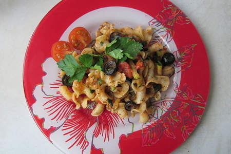Итальянская паста с овощами и черными маслинами (постное)
