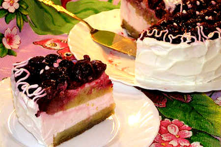 Бисквитный торт с вишней и клубничным суфле