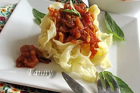 Паста с соусом из красного лука