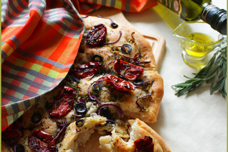 Фото к рецепту: Фокаччо с вяленными помидорами, маслинами и красным луком.